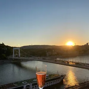 Riverside Flat With King Castle View Apartamento
